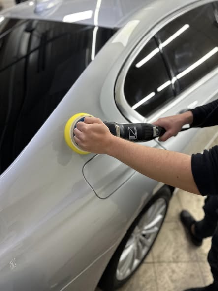 BMW Serii 7 — renowacja lakieru i wnętrza — detal realizacji